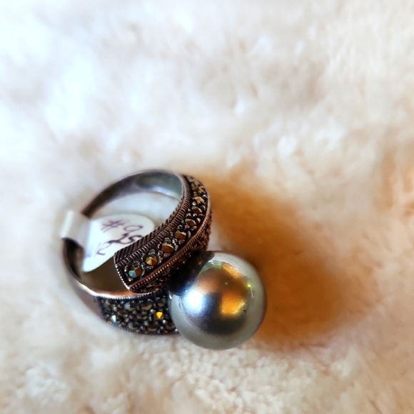 Elegant Silver Pearl Ring - Picture 3 of 4